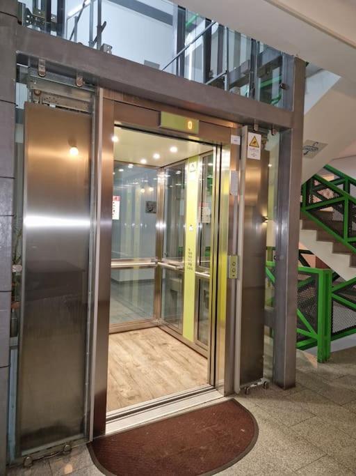 Studio Modern. Bucureşti Eksteriør bilde